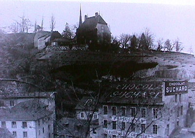 1900 Au premier plan, à gauche, les moulins Bossy et à droite, Chocolat Suchard.